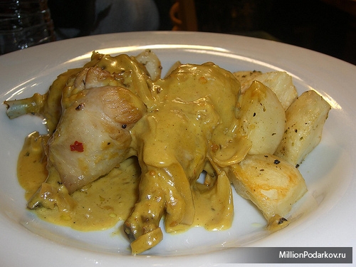 Рецепт для детей от года – Курица в соусе с запеченным картофелем