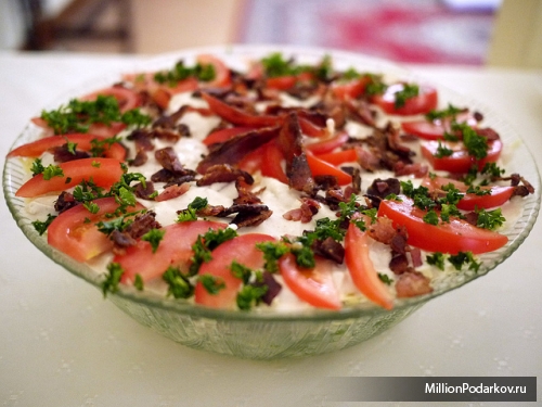 Рецепт для праздничного стола – Салат рыбный с соусом