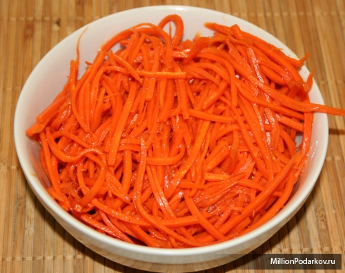 Рецепт кулинарный салата с корейской морковкой и ветчиной.