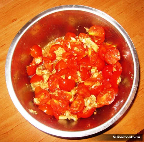 Рецепт летнего салата из перца и помидоров.