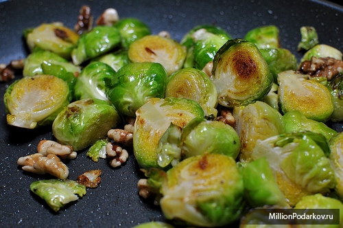 Рецепт гарнира – Запеченная брюссельская капуста с орехами