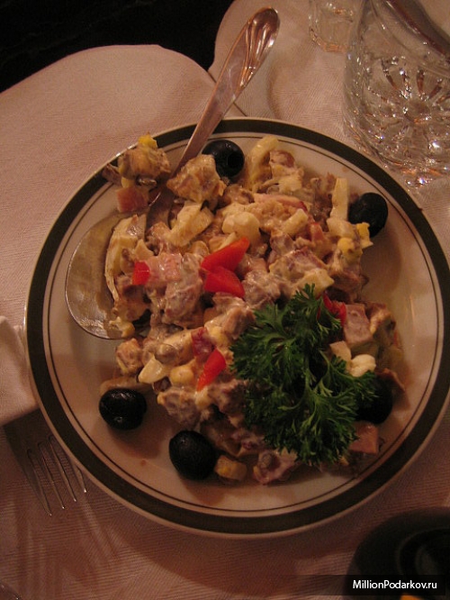 Рецепт – Салат с курицей, грибами и ананасом