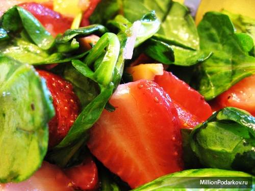 Рецепт салата из шпината и клубники “Ням-Ням”