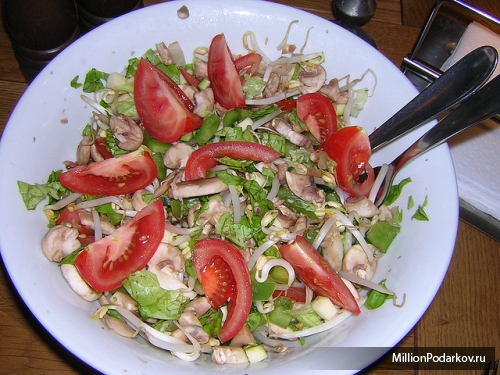 Рецепт сыроедения “Салат из помидоров и шампиньонов под соусом “Песто”