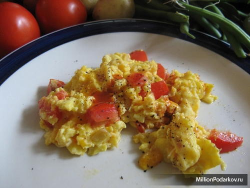 Рецепт – Яйца с помидорами черри