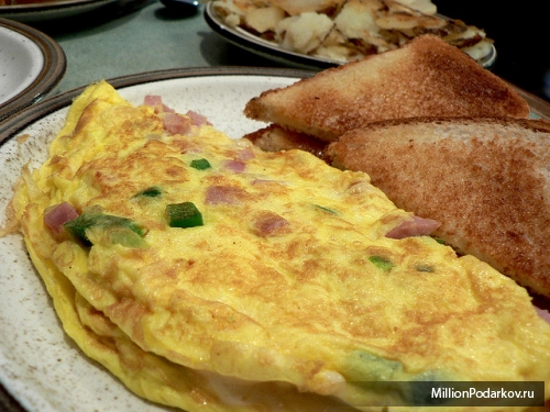 Рецепт завтрака из яиц – Омлет с сыром и ветчиной