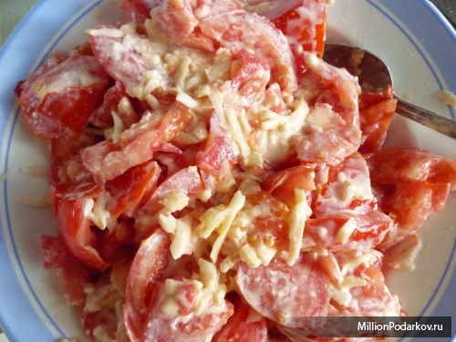 Рецепт “Салат из помидор с чесноком и сыром”