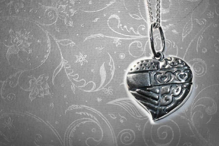 Серебряное сердце с орнаментом 17 х 17,5 х 2 мм с гравировкой - фото