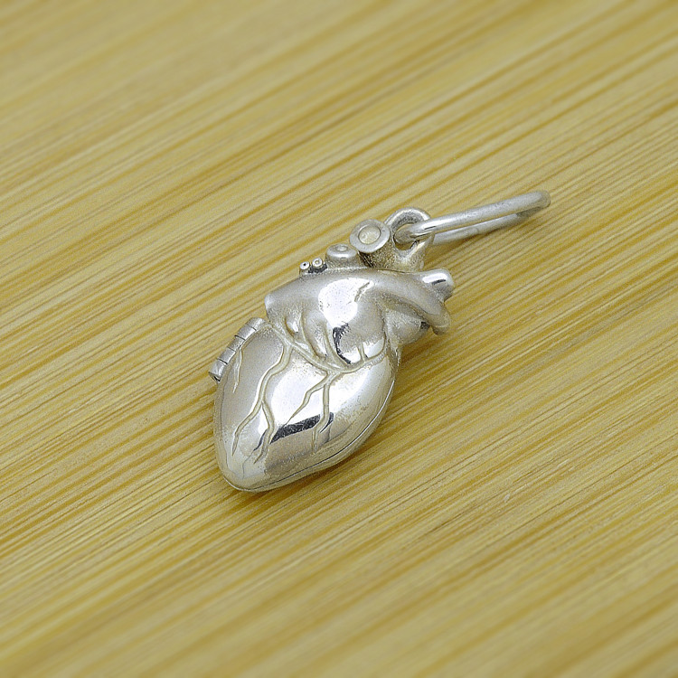 Серебряный открывающийся малый кулон/медальон Анатомическое сердце с 2 фото внутри - фото