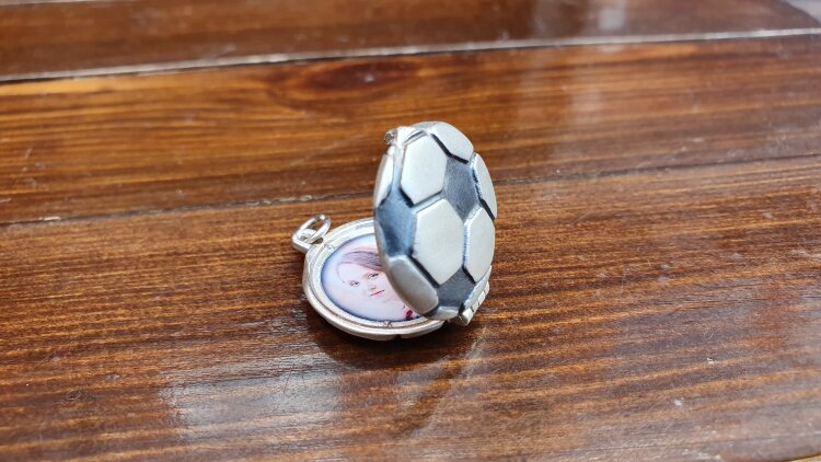 Серебряный открывающийся кулон/медальон футбольный мяч с 2 фото внутри - фото
