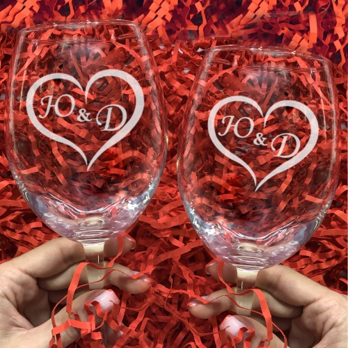 Парные бокалы с Вашими инициалами для вина с гравировкой «Сердце» - фото