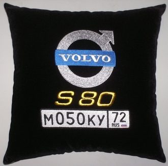 Автомобильная подушка с «именной» вышивкой Volvo - фото