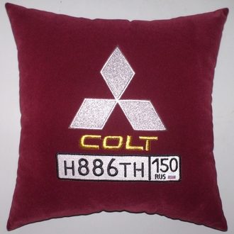 Автомобильная подушка с «именной» вышивкой Mitsubishi - фото