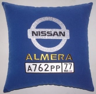 Автомобильная подушка с «именной» вышивкой Nissan - фото