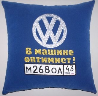 Автомобильная подушка с «именной» вышивкой Volkswagen - фото