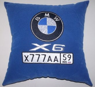 Автомобильная подушка с «именной» вышивкой BMW - фото