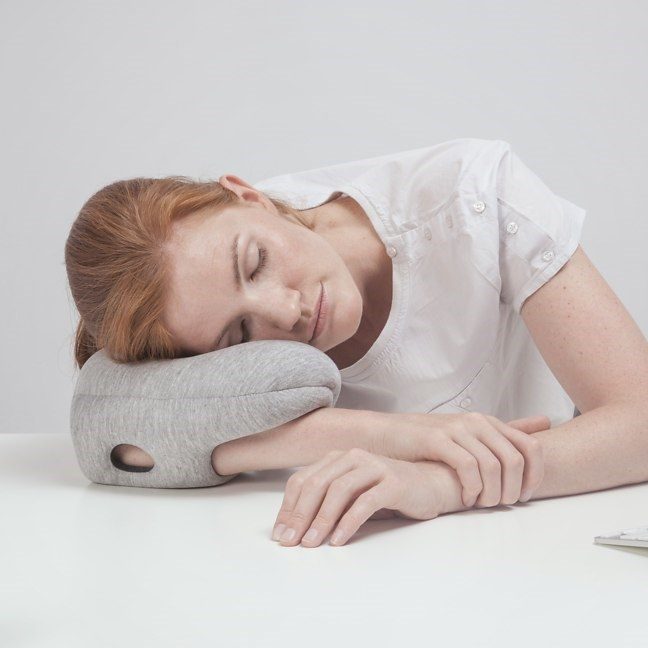 Подушка для сна на руке Ostrich Pillow - фото