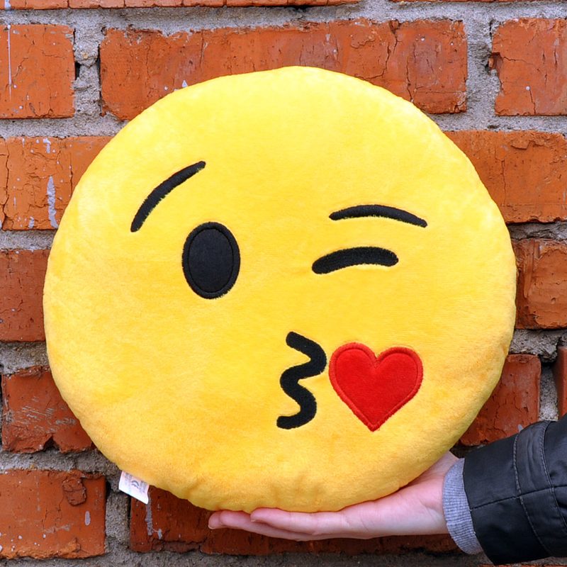 Подушка Emoji  Kissing Emoji 27 см ярко-желтая - фото