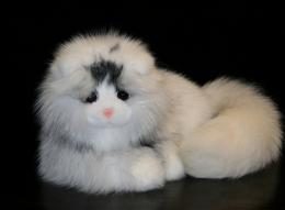 Кот из белой полярной/арктической лисы - фото