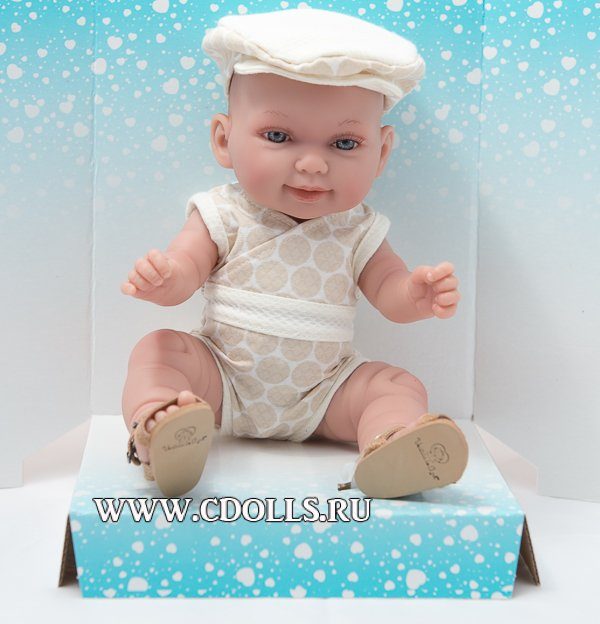 Кукла Vestida de Azul Mico in White/Beige Suit and Bonnet (Вестида де Азул Мико в бело-бежевом комплекте и кепи) - фото