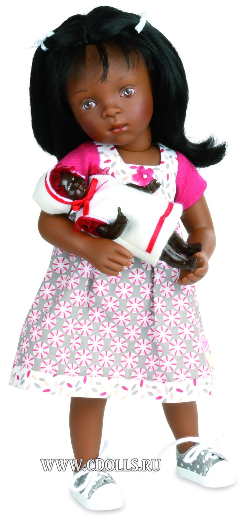 Кукла Petitcollin Minouche brown skin Mona and her baby doll in her bed (Петитколин Минуш темнокожая Мона и ее кукла в кроватке) - фото