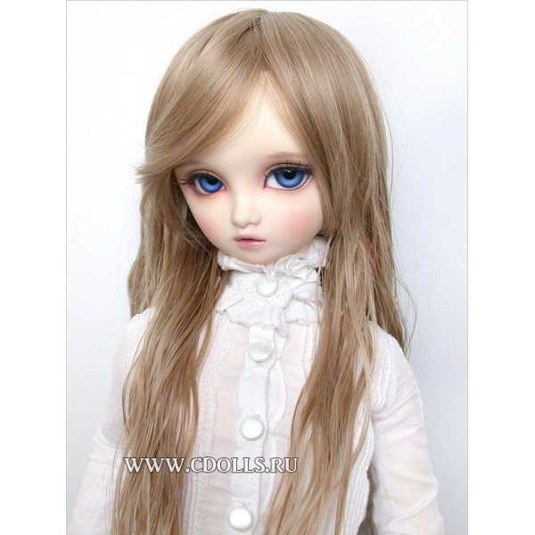 DollGa Wig W025_E Sandy Brown (Длинный естественно волнистый парик с длинной косой челкой размер 20,5 - 23,5 см песочно-коричневый для кукол ДоллГа) - фото