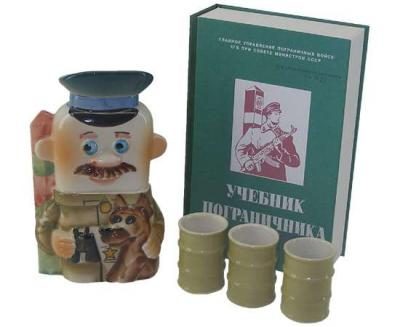 Подарочный штоф Пограничник + 3 рюмки - фото