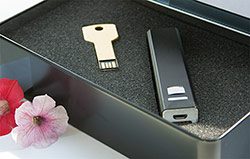 Набор 2 (U-PK011, Z008, ME004) (черный, 195*117*45, черный на 2600 mah, золото с чипом 8 гб) - фото