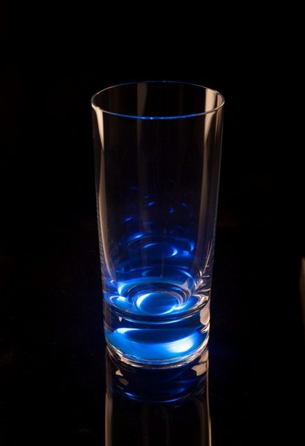 Бокал синий (Longdrink), загорающийся от прикосновения руки - фото