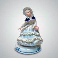 Статуэтка музыкальная «Девушка с розовой сумочкой», h=18 см - фото