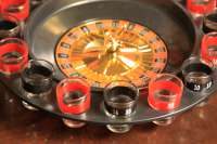 Набор для застольной игры в рулетку «Drinking Roulette», рулетка пластиковая, 16 стеклянных рюмок, 2 железных кубика - фото