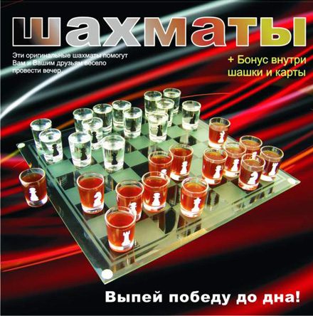 Игра «Пьяные шахматы» со стопками, шашками и картами - фото