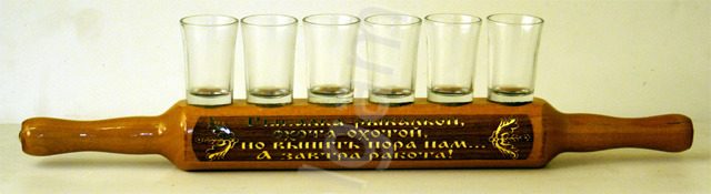 Подставка под стопки в комплекте с шестью стеклянными рюмками. Рыбалка рыбалкой, охота охотой, но выпить пора нам, а завтра работа! - фото