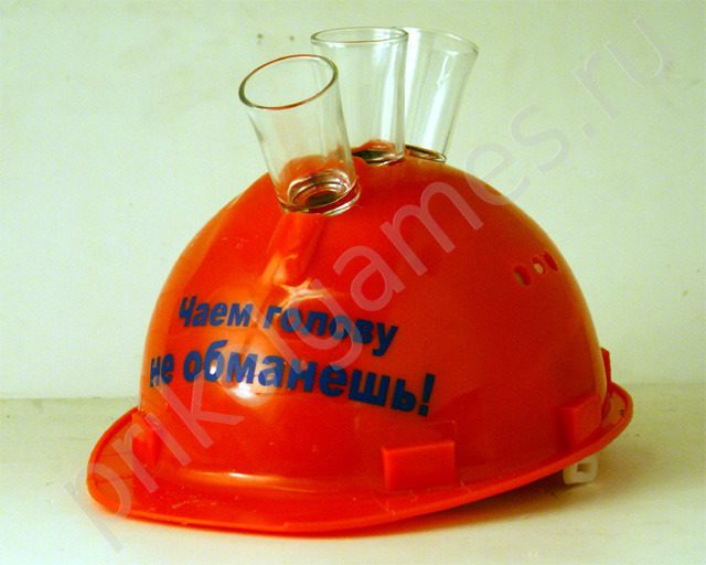 Каска с рюмками и прикольной надписью Чаем голову не обманешь! - фото
