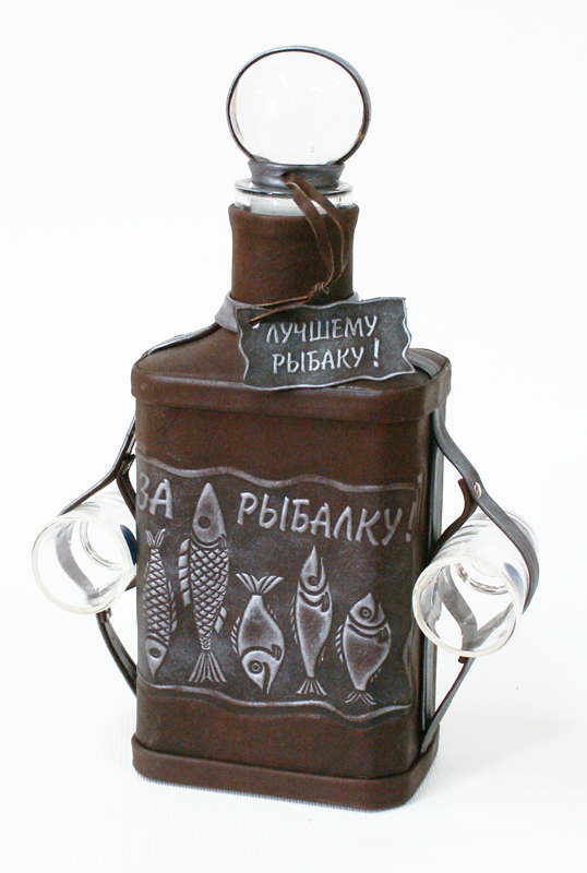 Графин в кожаном переплете с рюмками Лучшему рыбаку! - фото