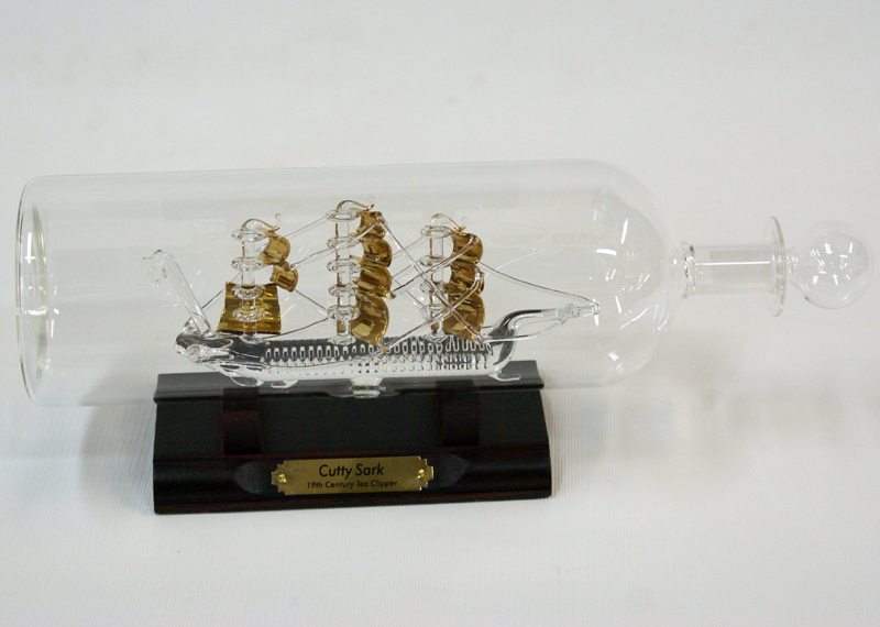 Корабль в стеклянной бутылке Cutty Sark. - фото