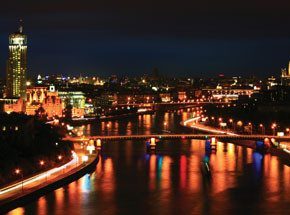 Романтический ужин на высоте для влюбленных - фото