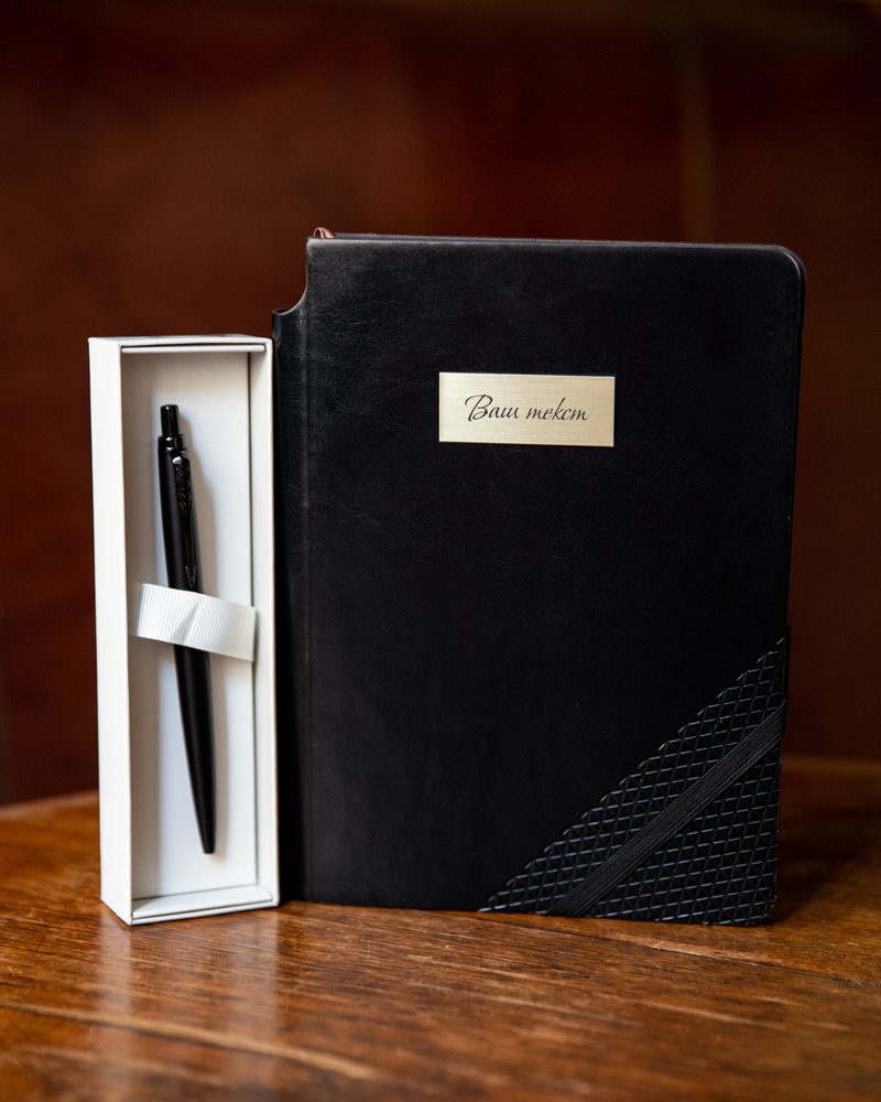 Подарочный набор с гравировкой с ручкой Parker Jotter XL Monochrome Black - фото