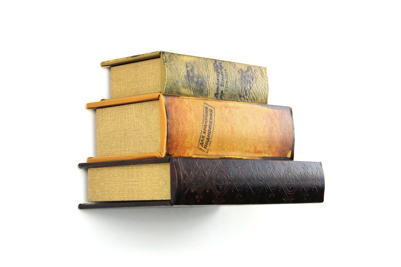 Невидимая полка для книг - фото