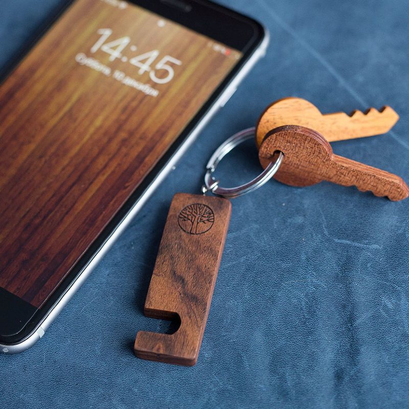 Брелок-подставка для просмотра фильмов на смартфоне. Из экзотической древесины палисандра. Гравировка имени или логотипа - фото