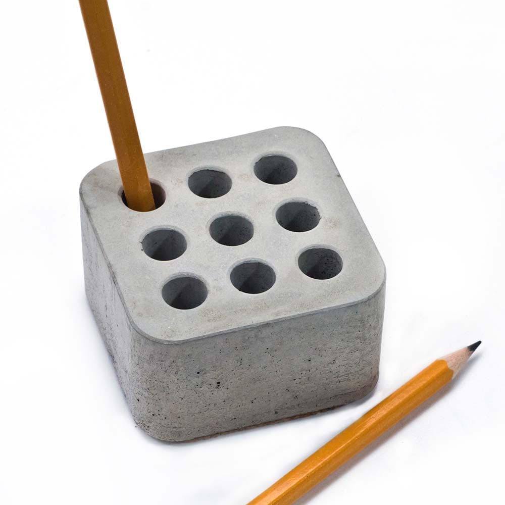 Отдельный отверстие. Подставка для ручек из бетона. Карандашница из бетона. Сувениры из бетона. Карандашн ца из бетона.