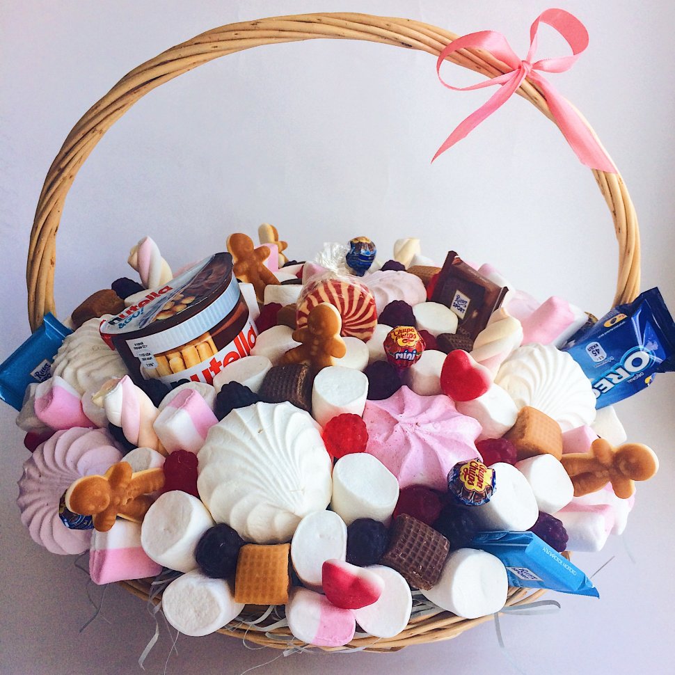 Корзина с зефиром, Nutella, Oreo, Rafaello, Snickers, Ritter Sport - фото Корзина с зефиром, Nutella, Oreo, Rafaello, Snickers, Ritter Sport - фото