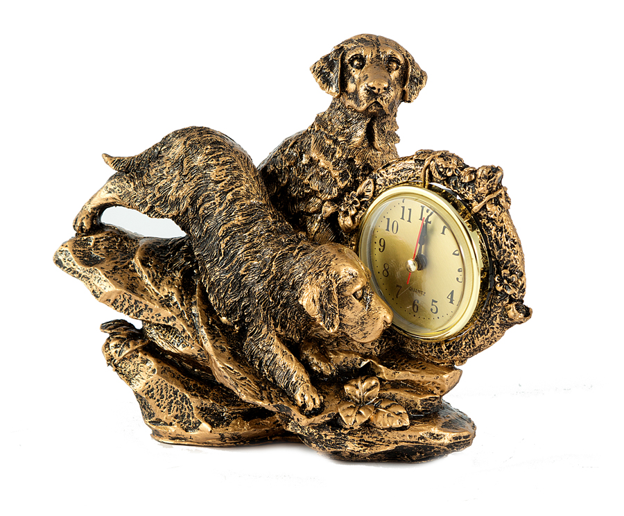 настольные часы в подарок. умные часы на собаку. собака с часами. собачьи часы. собака и часы.