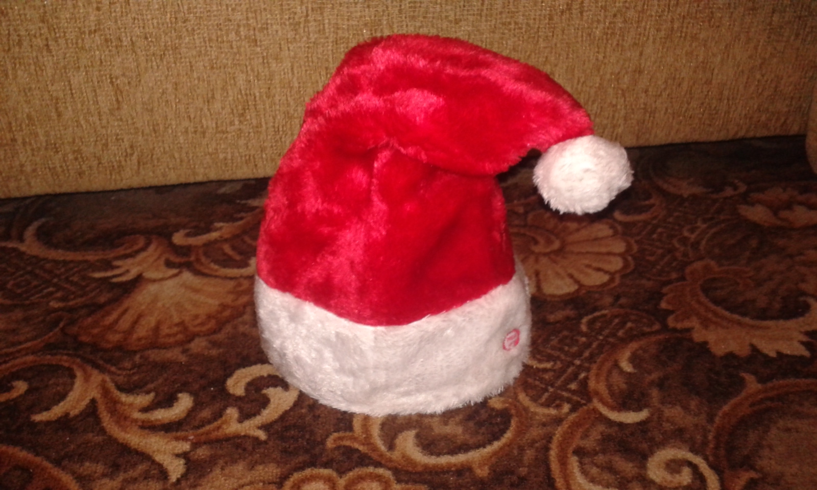 Поющая шапка деда мороза. Новогодний колпак на батарейках. Танцующая рождественская шапка. Поющая новогодняя шапка. Поющая новогодняя шапка.