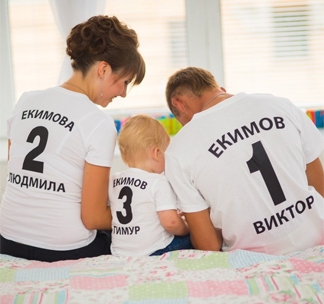 Семейные футболки с именем, номером и фамилией белые - фото