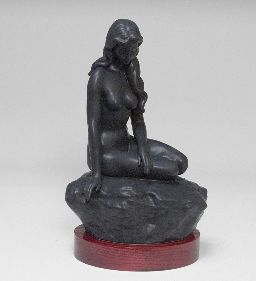 Эротические статуэтки из бронзы. Статуэтка сидящая девушка фарфор. Статуэткадевшка сидящая. Статуэтки сидящих девушек. Каподимонте статуэтки.