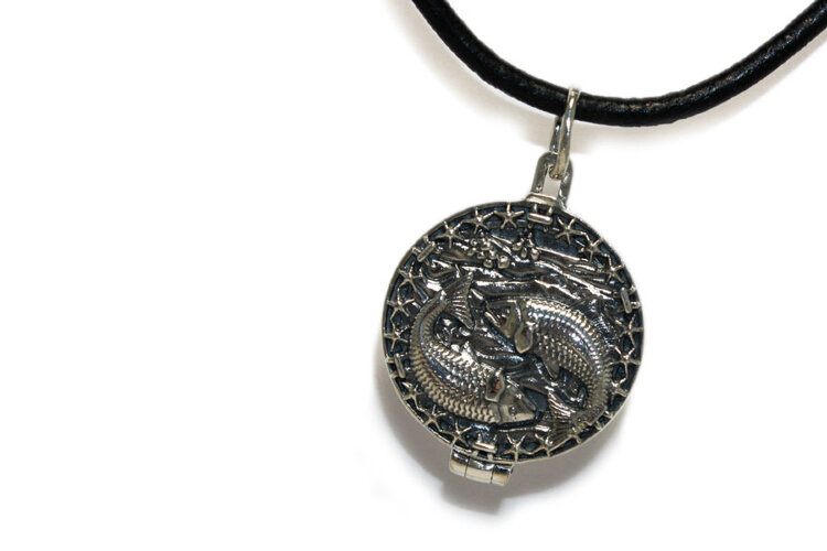 Серебряный открывающийся кулон/медальон знак зодиака Рыбы под фотографию - фото