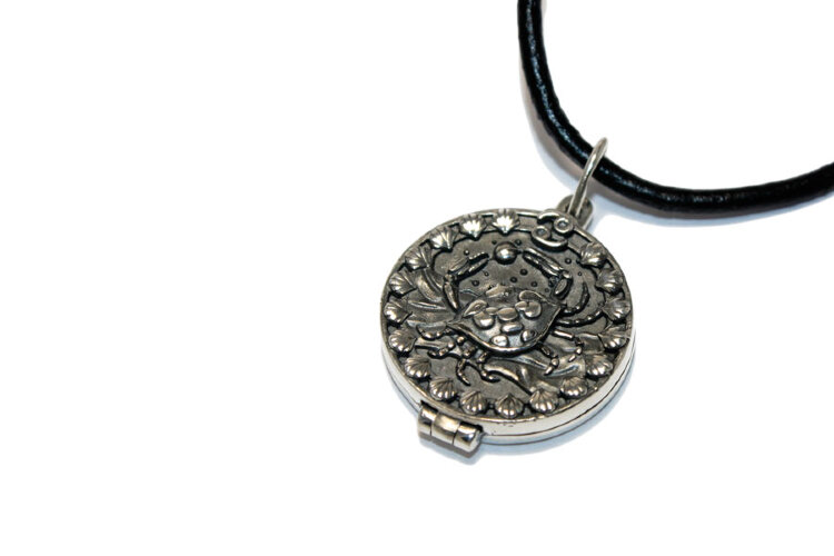 Серебряный открывающийся кулон/медальон знак зодиака Рак под фото внутри - фото