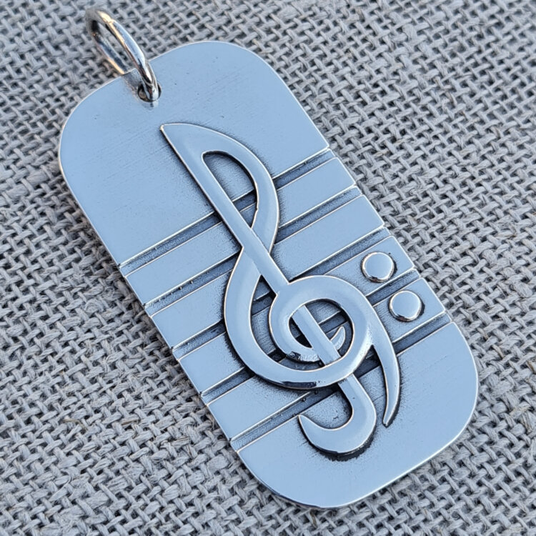 Серебряный жетон-кулон скрипичный ключ с гравировкой - фото