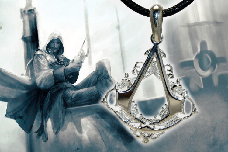 Подарок геймеру серебряный кулон Assassin\s creed с гравировкой - фото